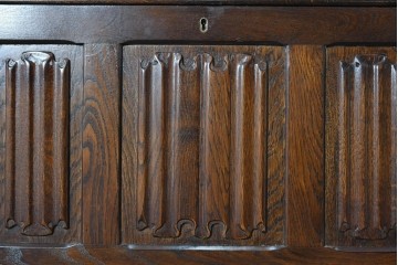 イギリスヴィンテージ　1950年頃　オーク材　クラシカルなカクテルキャビネット　(R-090542)