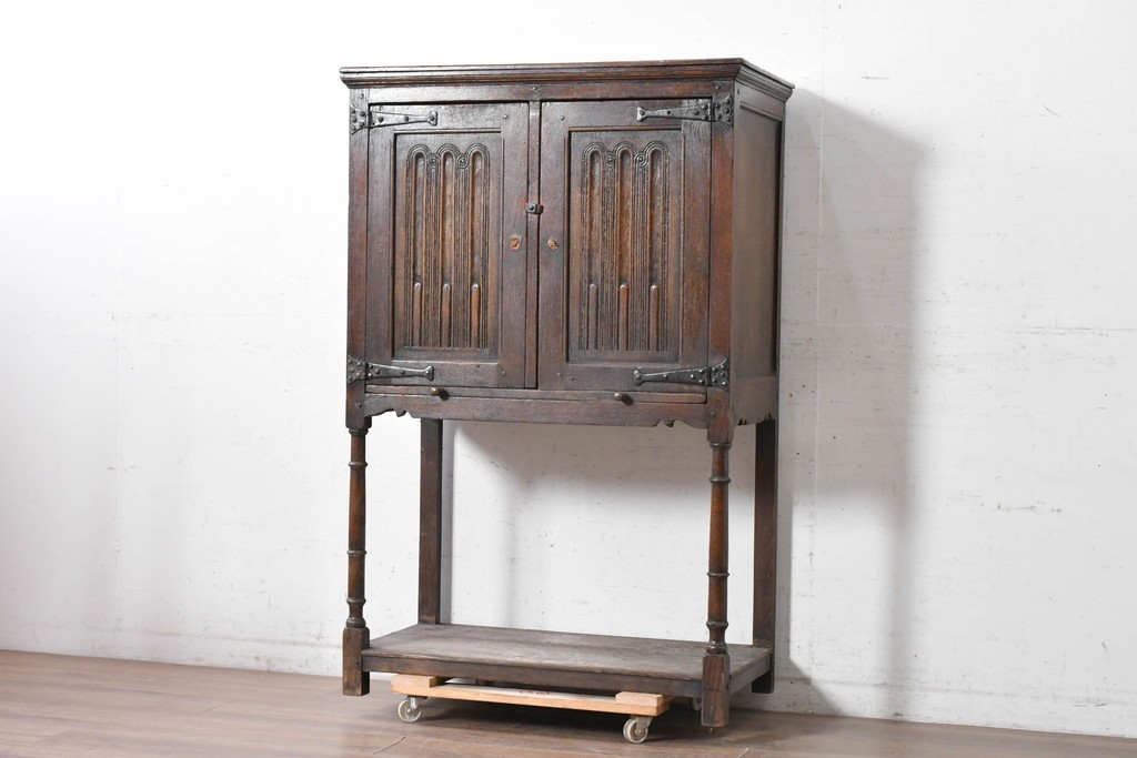 イギリスアンティーク　1900年頃　Kean & Scott Ltd(キーン&スコット)　オーク材　アーチ状の彫刻扉が特徴の作業台付きキャビネット　(R-090543)