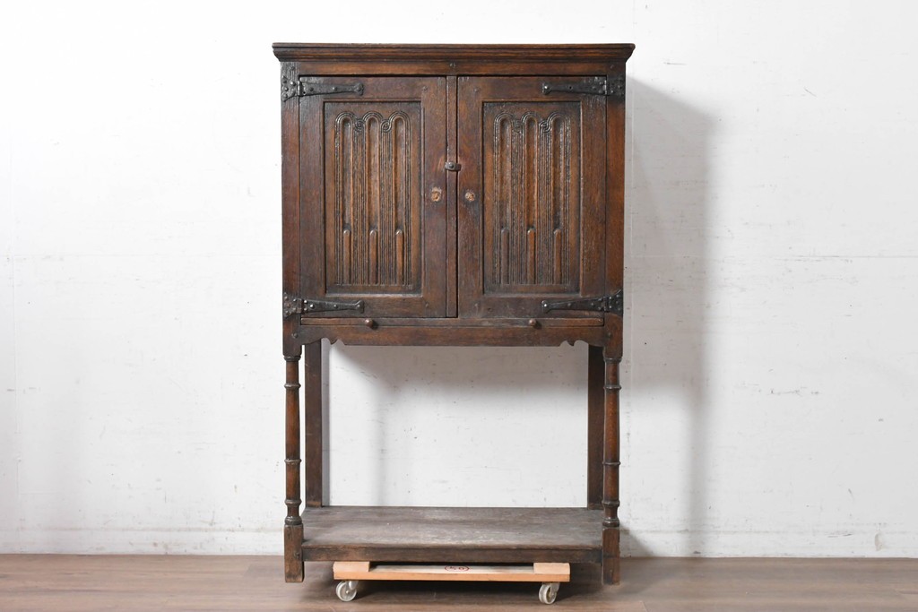 イギリスアンティーク　1900年頃　Kean & Scott Ltd(キーン&スコット)　オーク材　アーチ状の彫刻扉が特徴の作業台付きキャビネット　(R-090543)