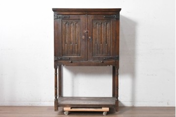 イギリスアンティーク　1900年頃　Kean & Scott Ltd(キーン&スコット)　オーク材　アーチ状の彫刻扉が特徴の作業台付きキャビネット　(R-090543)