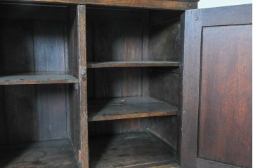イギリスアンティーク　1900年頃　Kean & Scott Ltd(キーン&スコット)　オーク材　アーチ状の彫刻扉が特徴の作業台付きキャビネット　(R-090543)