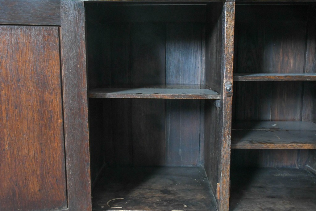 イギリスアンティーク　1900年頃　Kean & Scott Ltd(キーン&スコット)　オーク材　アーチ状の彫刻扉が特徴の作業台付きキャビネット　(R-090543)