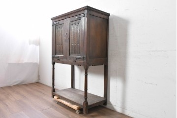 イギリスアンティーク　1900年頃　Kean & Scott Ltd(キーン&スコット)　オーク材　アーチ状の彫刻扉が特徴の作業台付きキャビネット　(R-090543)