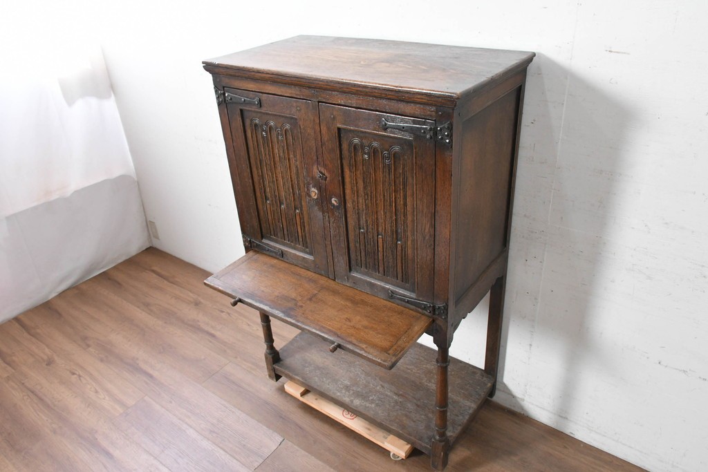 イギリスアンティーク　1900年頃　Kean & Scott Ltd(キーン&スコット)　オーク材　アーチ状の彫刻扉が特徴の作業台付きキャビネット　(R-090543)