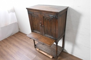 イギリスアンティーク　1900年頃　Kean & Scott Ltd(キーン&スコット)　オーク材　アーチ状の彫刻扉が特徴の作業台付きキャビネット　(R-090543)