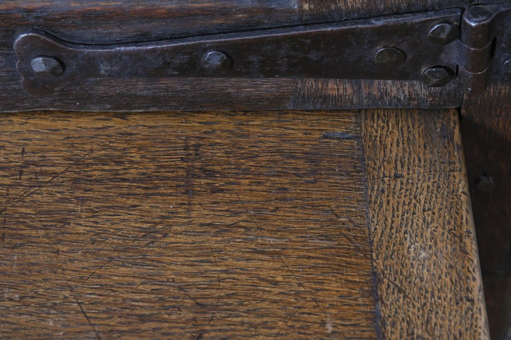 イギリスアンティーク　1900年頃　Kean & Scott Ltd(キーン&スコット)　オーク材　アーチ状の彫刻扉が特徴の作業台付きキャビネット　(R-090543)
