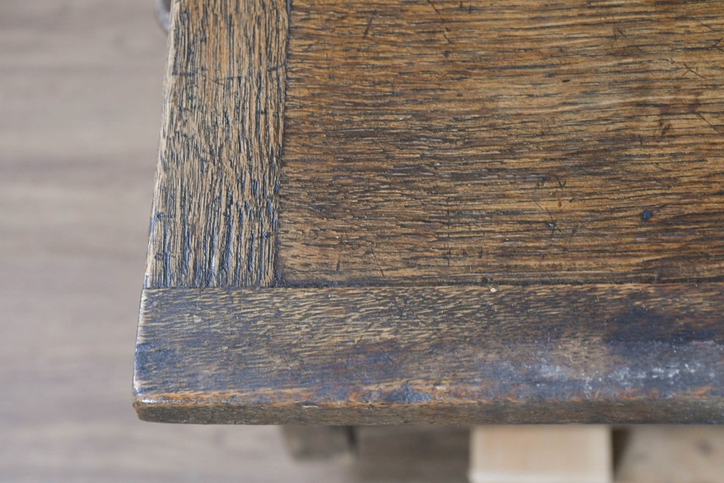 イギリスアンティーク　1900年頃　Kean & Scott Ltd(キーン&スコット)　オーク材　アーチ状の彫刻扉が特徴の作業台付きキャビネット　(R-090543)