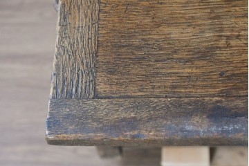 イギリスアンティーク　1900年頃　Kean & Scott Ltd(キーン&スコット)　オーク材　アーチ状の彫刻扉が特徴の作業台付きキャビネット　(R-090543)