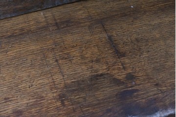 イギリスアンティーク　1900年頃　Kean & Scott Ltd(キーン&スコット)　オーク材　アーチ状の彫刻扉が特徴の作業台付きキャビネット　(R-090543)