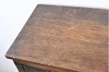 イギリスアンティーク　1900年頃　Kean & Scott Ltd(キーン&スコット)　オーク材　アーチ状の彫刻扉が特徴の作業台付きキャビネット　(R-090543)