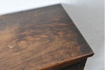 イギリスアンティーク　1900年頃　Kean & Scott Ltd(キーン&スコット)　オーク材　アーチ状の彫刻扉が特徴の作業台付きキャビネット　(R-090543)