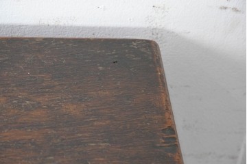 イギリスアンティーク　1900年頃　Kean & Scott Ltd(キーン&スコット)　オーク材　アーチ状の彫刻扉が特徴の作業台付きキャビネット　(R-090543)