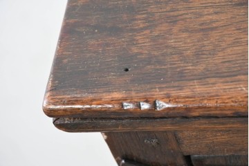 イギリスアンティーク　1900年頃　Kean & Scott Ltd(キーン&スコット)　オーク材　アーチ状の彫刻扉が特徴の作業台付きキャビネット　(R-090543)