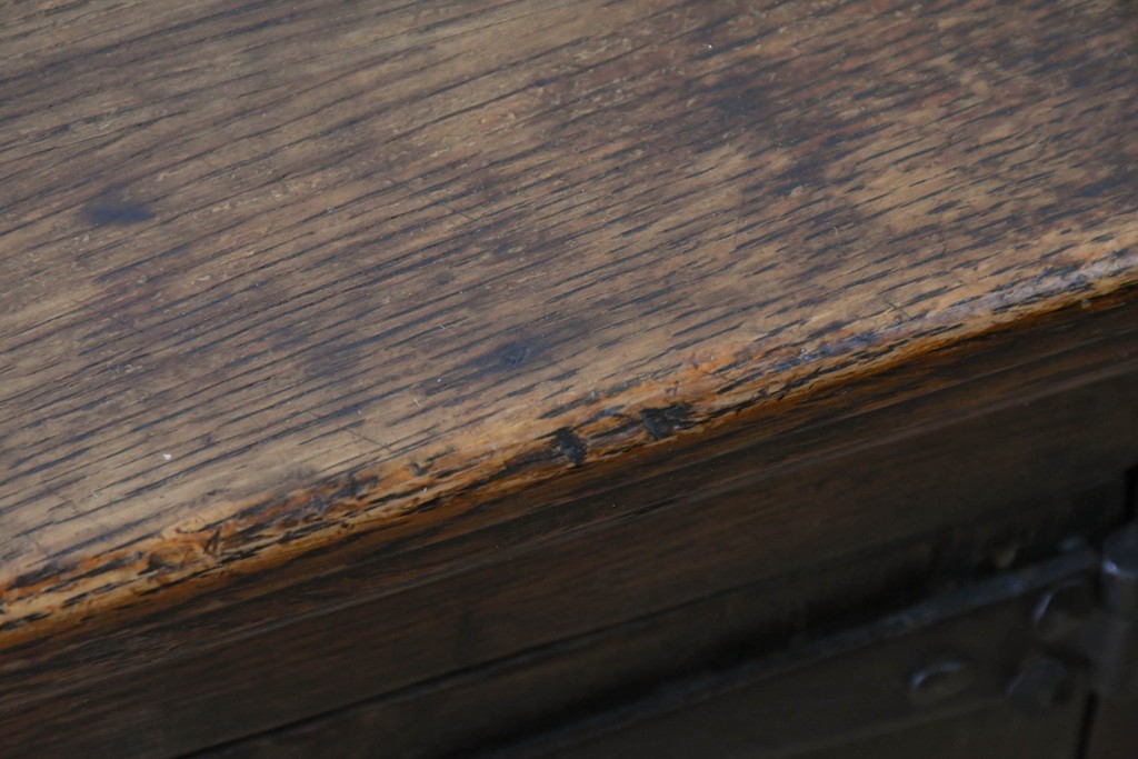 イギリスアンティーク　1900年頃　Kean & Scott Ltd(キーン&スコット)　オーク材　アーチ状の彫刻扉が特徴の作業台付きキャビネット　(R-090543)