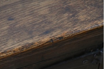 イギリスアンティーク　1900年頃　Kean & Scott Ltd(キーン&スコット)　オーク材　アーチ状の彫刻扉が特徴の作業台付きキャビネット　(R-090543)