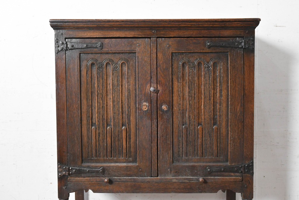 イギリスアンティーク　1900年頃　Kean & Scott Ltd(キーン&スコット)　オーク材　アーチ状の彫刻扉が特徴の作業台付きキャビネット　(R-090543)