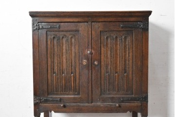 イギリスアンティーク　1900年頃　Kean & Scott Ltd(キーン&スコット)　オーク材　アーチ状の彫刻扉が特徴の作業台付きキャビネット　(R-090543)
