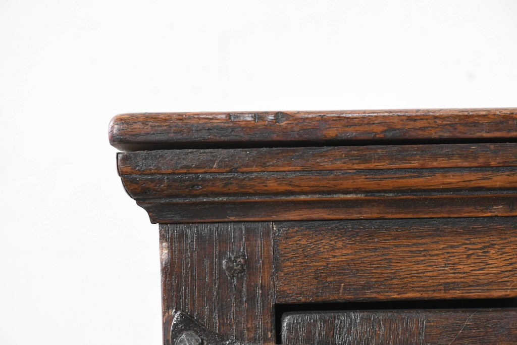 イギリスアンティーク　1900年頃　Kean & Scott Ltd(キーン&スコット)　オーク材　アーチ状の彫刻扉が特徴の作業台付きキャビネット　(R-090543)