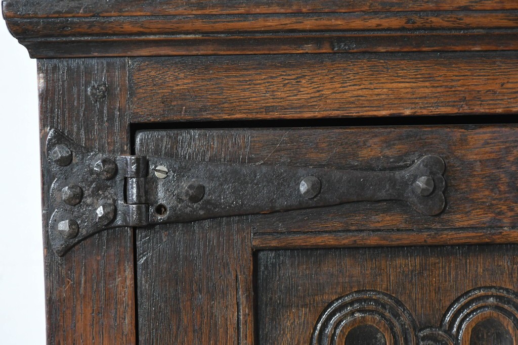 イギリスアンティーク　1900年頃　Kean & Scott Ltd(キーン&スコット)　オーク材　アーチ状の彫刻扉が特徴の作業台付きキャビネット　(R-090543)