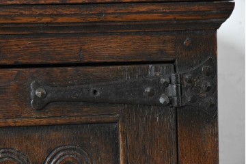 イギリスアンティーク　1900年頃　Kean & Scott Ltd(キーン&スコット)　オーク材　アーチ状の彫刻扉が特徴の作業台付きキャビネット　(R-090543)