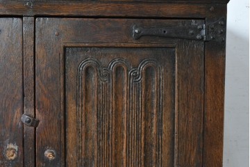 イギリスアンティーク　1900年頃　Kean & Scott Ltd(キーン&スコット)　オーク材　アーチ状の彫刻扉が特徴の作業台付きキャビネット　(R-090543)