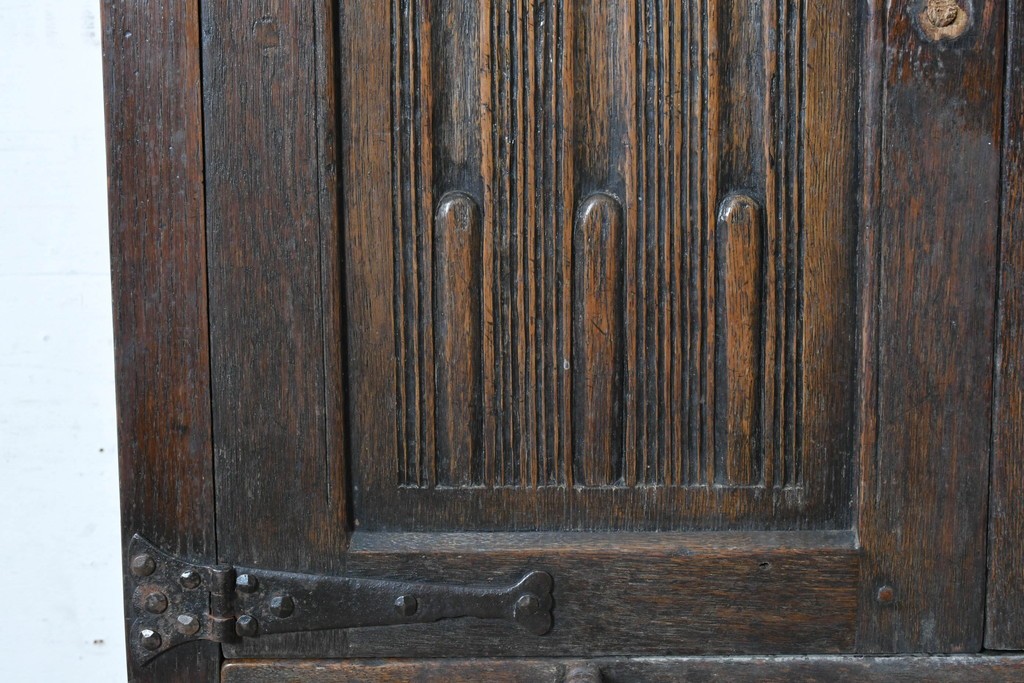イギリスアンティーク　1900年頃　Kean & Scott Ltd(キーン&スコット)　オーク材　アーチ状の彫刻扉が特徴の作業台付きキャビネット　(R-090543)