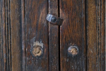 イギリスアンティーク　1900年頃　Kean & Scott Ltd(キーン&スコット)　オーク材　アーチ状の彫刻扉が特徴の作業台付きキャビネット　(R-090543)
