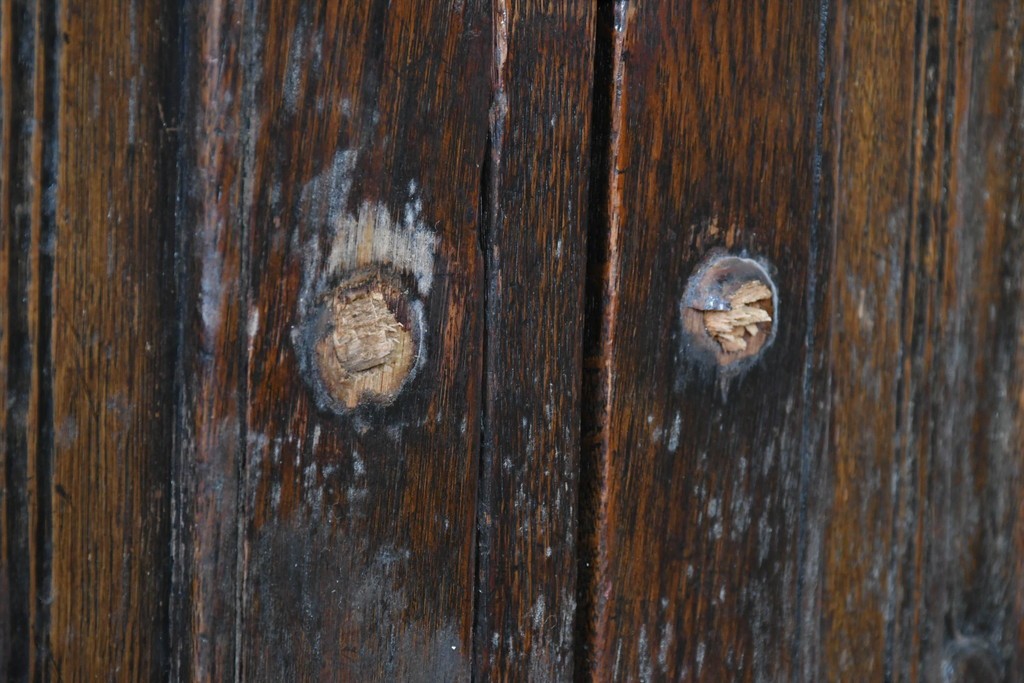 イギリスアンティーク　1900年頃　Kean & Scott Ltd(キーン&スコット)　オーク材　アーチ状の彫刻扉が特徴の作業台付きキャビネット　(R-090543)