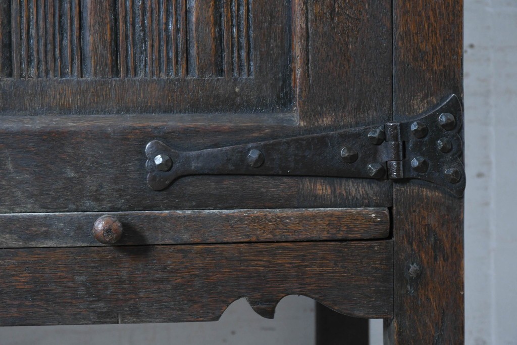 イギリスアンティーク　1900年頃　Kean & Scott Ltd(キーン&スコット)　オーク材　アーチ状の彫刻扉が特徴の作業台付きキャビネット　(R-090543)