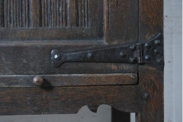 イギリスアンティーク　1900年頃　Kean & Scott Ltd(キーン&スコット)　オーク材　アーチ状の彫刻扉が特徴の作業台付きキャビネット　(R-090543)