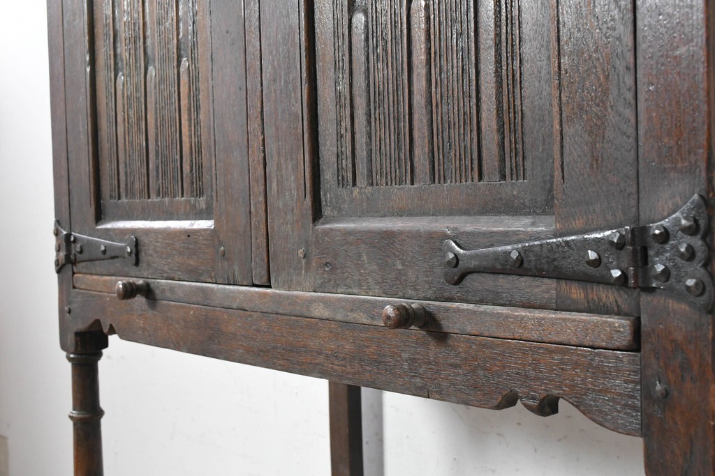 イギリスアンティーク　1900年頃　Kean & Scott Ltd(キーン&スコット)　オーク材　アーチ状の彫刻扉が特徴の作業台付きキャビネット　(R-090543)