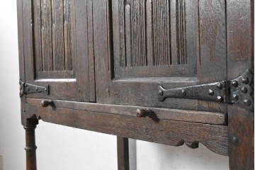 イギリスアンティーク　1900年頃　Kean & Scott Ltd(キーン&スコット)　オーク材　アーチ状の彫刻扉が特徴の作業台付きキャビネット　(R-090543)