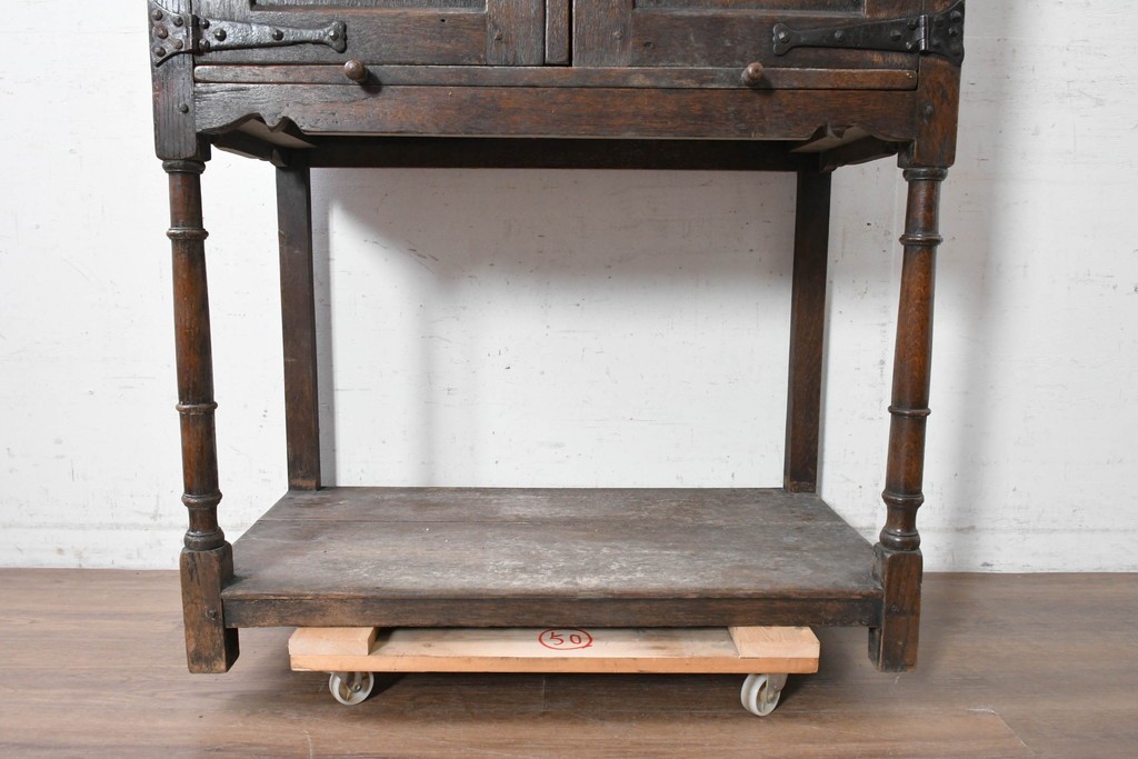 イギリスアンティーク　1900年頃　Kean & Scott Ltd(キーン&スコット)　オーク材　アーチ状の彫刻扉が特徴の作業台付きキャビネット　(R-090543)