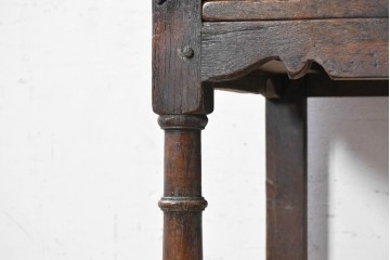 イギリスアンティーク　1900年頃　Kean & Scott Ltd(キーン&スコット)　オーク材　アーチ状の彫刻扉が特徴の作業台付きキャビネット　(R-090543)