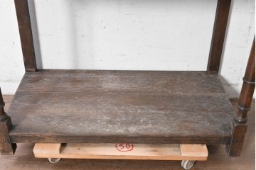 イギリスアンティーク　1900年頃　Kean & Scott Ltd(キーン&スコット)　オーク材　アーチ状の彫刻扉が特徴の作業台付きキャビネット　(R-090543)