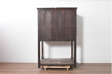 イギリスアンティーク　1900年頃　Kean & Scott Ltd(キーン&スコット)　オーク材　アーチ状の彫刻扉が特徴の作業台付きキャビネット　(R-090543)