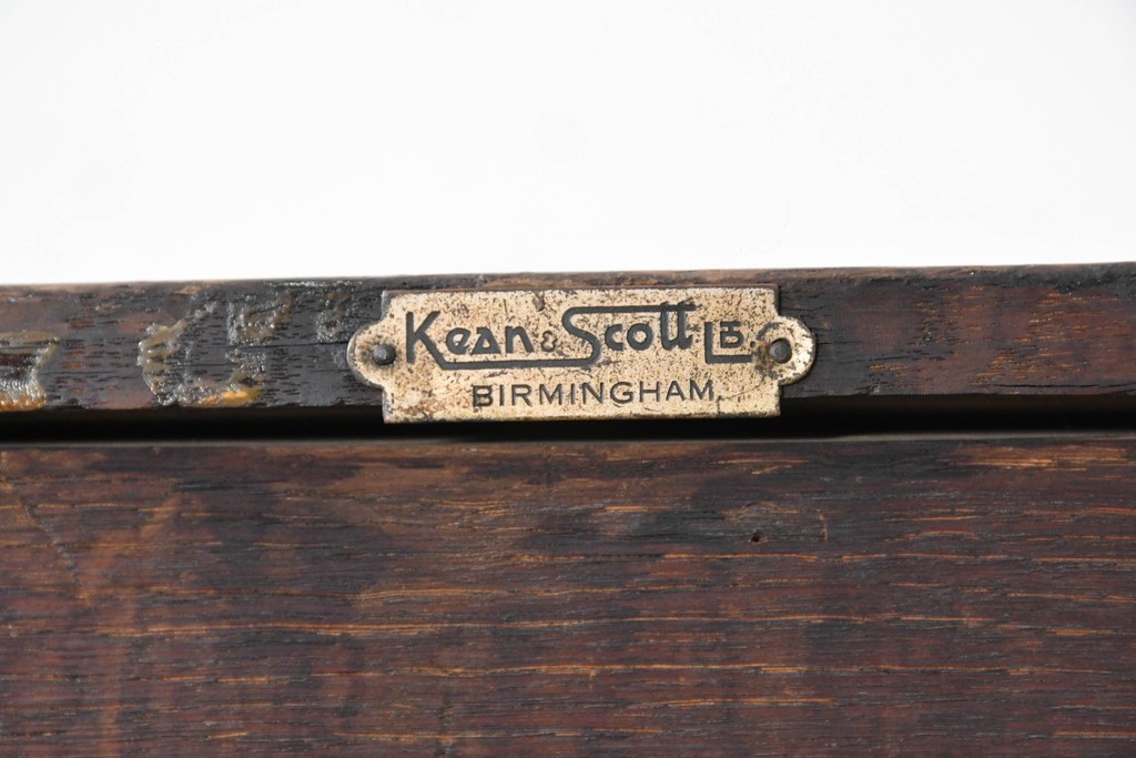 イギリスアンティーク　1900年頃　Kean & Scott Ltd(キーン&スコット)　オーク材　アーチ状の彫刻扉が特徴の作業台付きキャビネット　(R-090543)