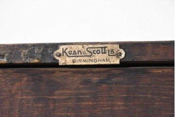 イギリスアンティーク　1900年頃　Kean & Scott Ltd(キーン&スコット)　オーク材　アーチ状の彫刻扉が特徴の作業台付きキャビネット　(R-090543)