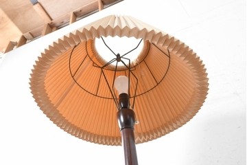 中古　松本民芸家具　和紙のシェードが情緒溢れるA型フロアスタンド　(R-090546)