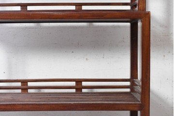 中国ヴィンテージ　中国伝統デザイン　段違いの棚構成が個性的なオープンシェルフ　(R-090549)