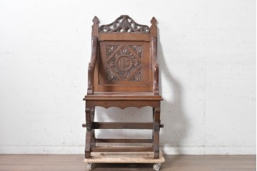 イギリスアンティーク　1870年から1900年頃　オーク材　IHSのモノグラムと植物彫刻が美しい!　グラストンベリーチェアを思わせる教会用アームチェア　(R-090551)