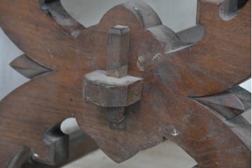 イギリスアンティーク　1870年から1900年頃　オーク材　IHSのモノグラムと植物彫刻が美しい!　グラストンベリーチェアを思わせる教会用アームチェア　(R-090551)