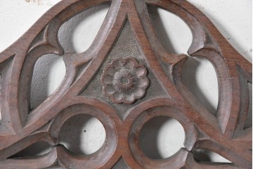 イギリスアンティーク　1870年から1900年頃　オーク材　IHSのモノグラムと植物彫刻が美しい!　グラストンベリーチェアを思わせる教会用アームチェア　(R-090551)