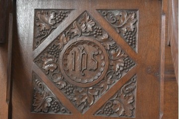 イギリスアンティーク　1870年から1900年頃　オーク材　IHSのモノグラムと植物彫刻が美しい!　グラストンベリーチェアを思わせる教会用アームチェア　(R-090551)