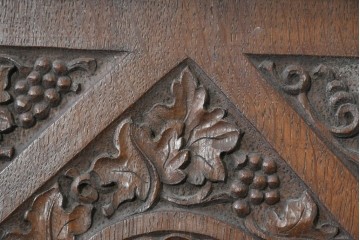 イギリスアンティーク　1870年から1900年頃　オーク材　IHSのモノグラムと植物彫刻が美しい!　グラストンベリーチェアを思わせる教会用アームチェア　(R-090551)
