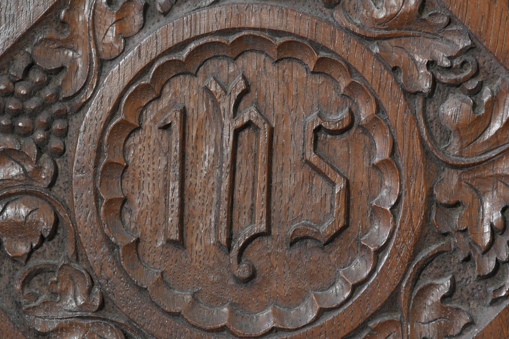 イギリスアンティーク　1870年から1900年頃　オーク材　IHSのモノグラムと植物彫刻が美しい!　グラストンベリーチェアを思わせる教会用アームチェア　(R-090551)