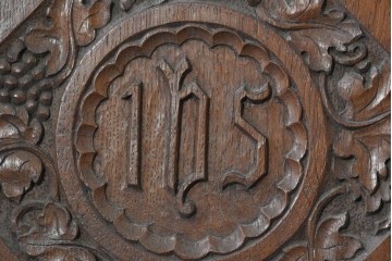 イギリスアンティーク　1870年から1900年頃　オーク材　IHSのモノグラムと植物彫刻が美しい!　グラストンベリーチェアを思わせる教会用アームチェア　(R-090551)