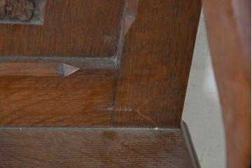 イギリスアンティーク　1870年から1900年頃　オーク材　IHSのモノグラムと植物彫刻が美しい!　グラストンベリーチェアを思わせる教会用アームチェア　(R-090551)