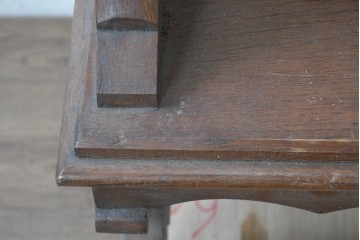 イギリスアンティーク　1870年から1900年頃　オーク材　IHSのモノグラムと植物彫刻が美しい!　グラストンベリーチェアを思わせる教会用アームチェア　(R-090551)