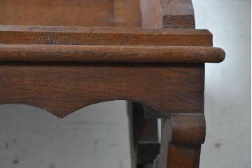 イギリスアンティーク　1870年から1900年頃　オーク材　IHSのモノグラムと植物彫刻が美しい!　グラストンベリーチェアを思わせる教会用アームチェア　(R-090551)